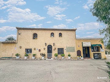 Belle maison rustique avec piscine et bar