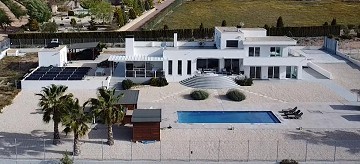 Lista para entrar a vivir en moderna villa de 5 dormitorios en Sax, Alicante