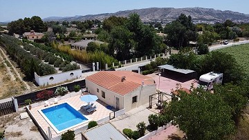Preciosa villa de 4 dormitorios y 1 baño en Villena.