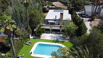 Villa exclusive de 4 chambres et 3 salles de bain à Loma Bada Petrer.