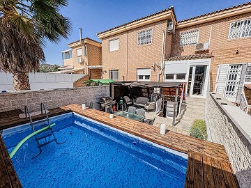 Doppelhaushälfte mit 4 Schlafzimmern in Petrer mit privatem Pool
