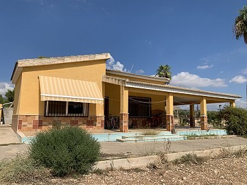 Villa mit 4 Schlafzimmern und 2 Bädern, großes Grundstück mit Platz für Pool, Stallungen oder Geschäft