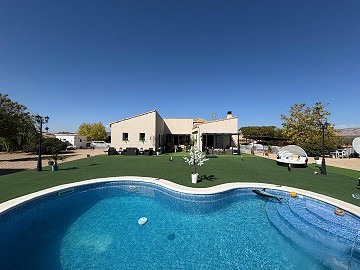 Moderne autarke Villa mit Pool in Biar