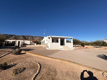 Prachtig landhuis met 3 slaapkamers en zwembad in Caudete