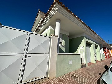 Schönes Stadthaus mit 4 Schlafzimmern und 2 Bädern in Salinas